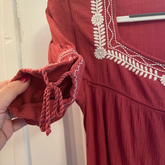 Beautiful Old Navy Mexican Style Embroidered Blouse - Picture 4 of 5